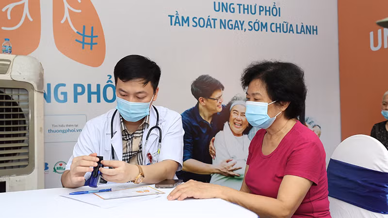 Người tham dự được khám, tư vấn bệnh hô hấp và chụp X-quang lồng ngực miễn phí trong khuôn khổ Lễ phát động chiến dịch. 