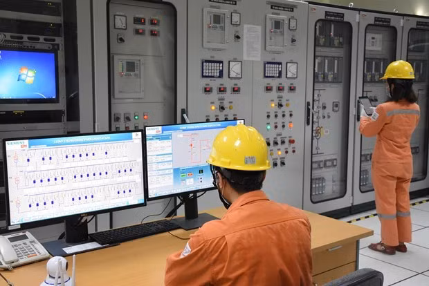 Nhân viên EVN vận hành hệ thống điện.