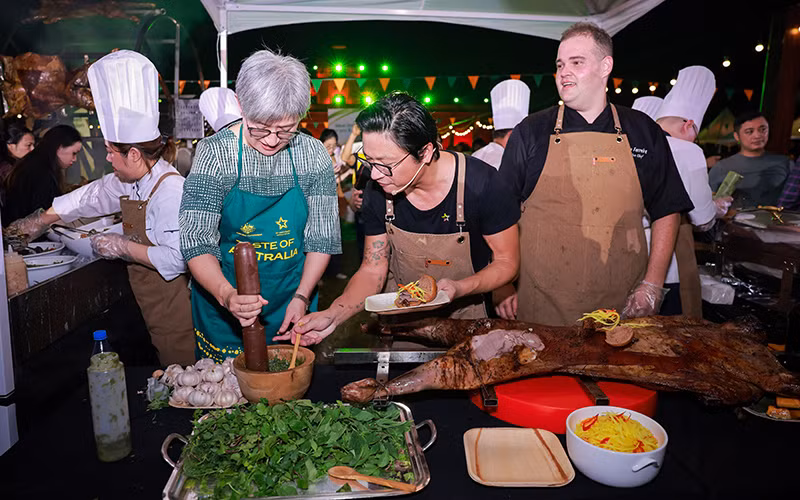 Bộ trưởng Ngoại giao Australia Penny Wong chế biến món ăn truyền thống Australia cùng các đầu bếp. (Ảnh: Đại sứ quán Australia)