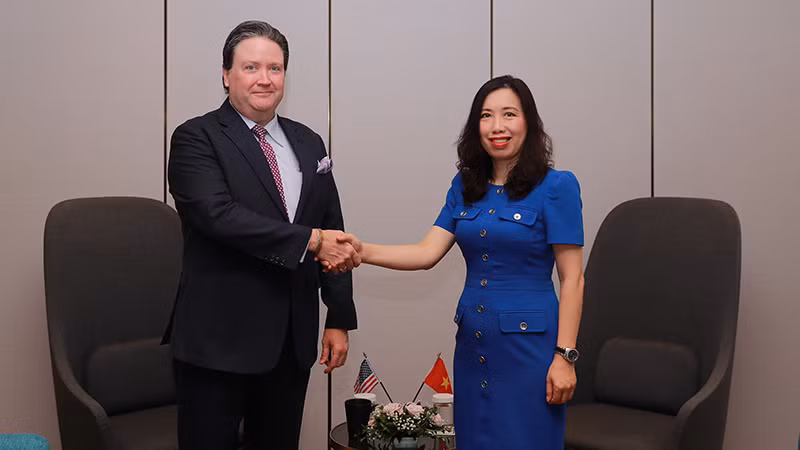 Thứ trưởng Ngoại giao Lê Thị Thu Hằng và Đại sứ Hoa Kỳ Marc Knapper. (Ảnh: Bộ Ngoại giao)