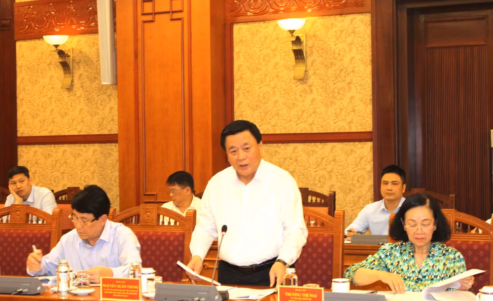 Đồng chí Nguyễn Xuân Thắng giới thiệu Đề cương chi tiết Báo cáo Tổng kết 40 năm đổi mới. Đồng chí Nguyễn Xuân Thắng giới thiệu Đề cương chi tiết Báo cáo Tổng kết 40 năm đổi mới.