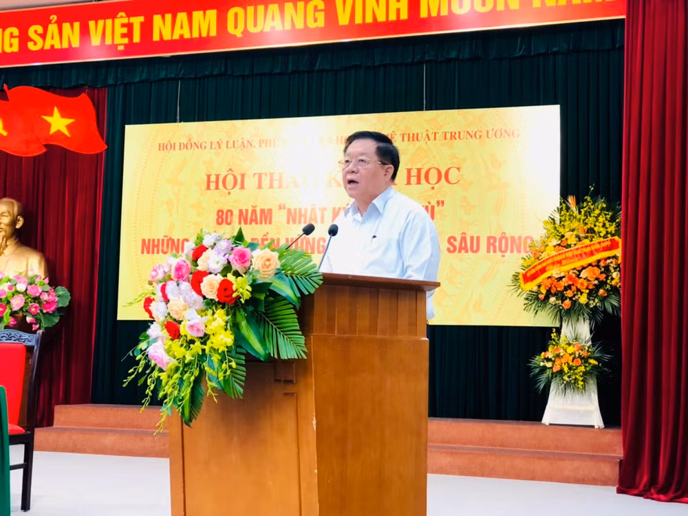 Đồng chí Nguyễn Trọng Nghĩa tổng kết và chỉ đạo Hội thảo