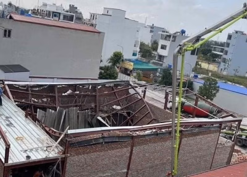 Mái công trình bị sập hoàn toàn. (Ảnh CTV) Mái công trình bị sập hoàn toàn. (Ảnh CTV)