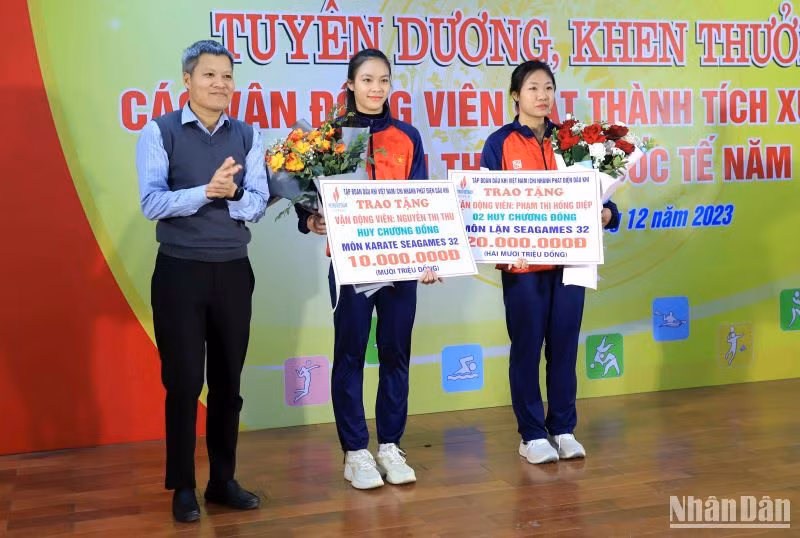 Ông Mai Văn Long, Giám đốc Nhà máy Nhiệt điện Thái Bình 2 trao tiền thưởng cho các vận động viên tỉnh Thái Bình.