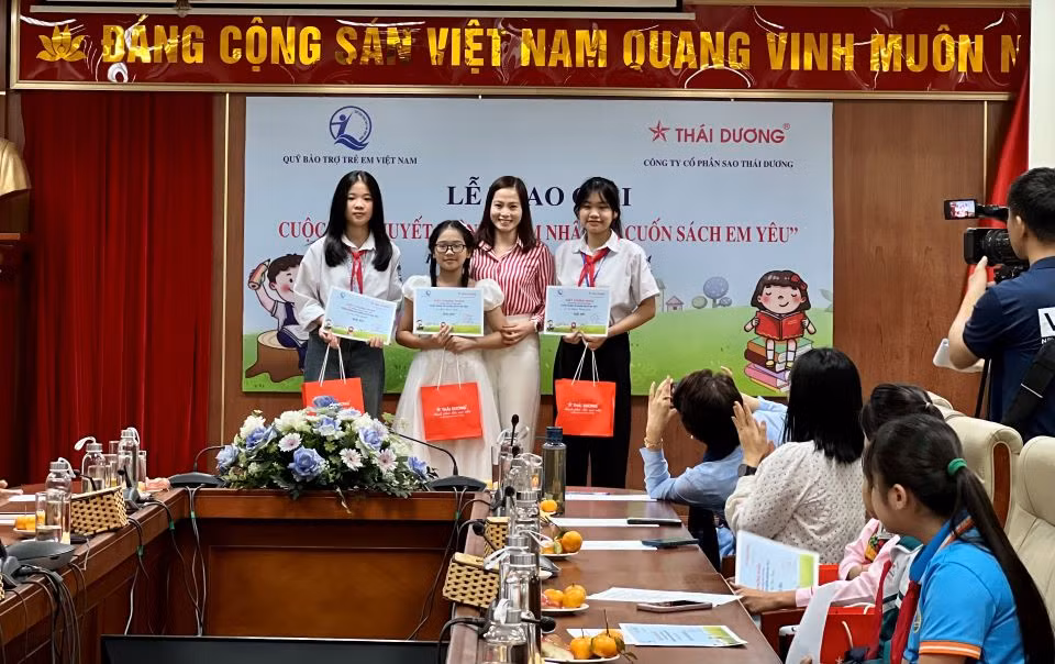 Ban tổ chức trao giải Nhì cho ba bạn đạt giải.