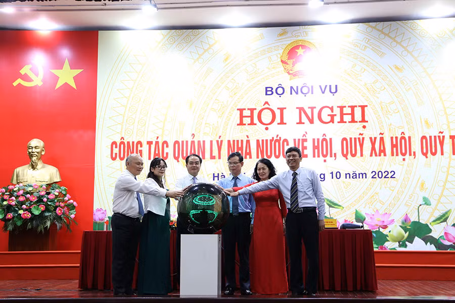Thứ trưởng Bộ Nội vụ Vũ Chiến Thắng và Phó Trưởng ban Ban Dân vận Trung ương Triệu Tài Vinh cùng các đại biểu thực hiện nghi thức Lễ ra mắt Trang thông tin điện tử, cơ sở dữ liệu về hội, quỹ. (Ảnh: moha.gov.vn)