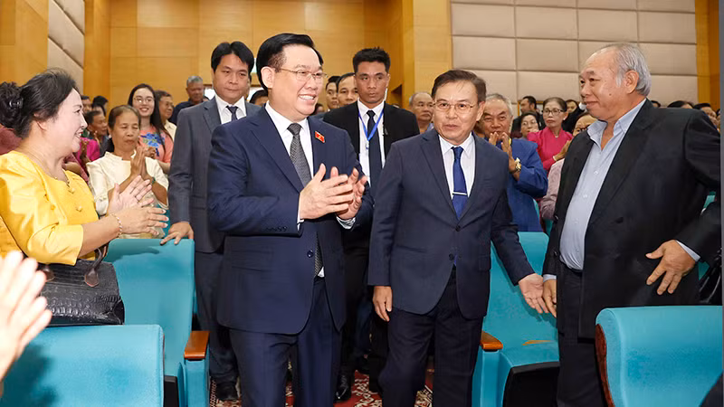 Chủ tịch Quốc hội Vương Đình Huệ và Chủ tịch Quốc hội Lào Saysomphone Phomvihane dự cuộc gặp mặt thân mật các thế hệ lưu học sinh Lào và cán bộ, giáo viên Trường Hữu nghị T78. (Ảnh DOÃN TẤN) Chủ tịch Quốc hội Vương Đình Huệ và Chủ tịch Quốc hội Lào Saysomphone Phomvihane dự cuộc gặp mặt thân mật các thế hệ lưu học sinh Lào và cán bộ, giáo viên Trường Hữu nghị T78. (Ảnh DOÃN TẤN)