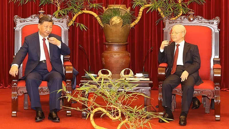 Tổng Bí thư Nguyễn Phú Trọng và Tổng Bí thư, Chủ tịch Trung Quốc Tập Cận Bình cùng thưởng thức trà tại Trụ sở Trung ương Đảng chiều 12/12/2023. (Ảnh TTXVN)
