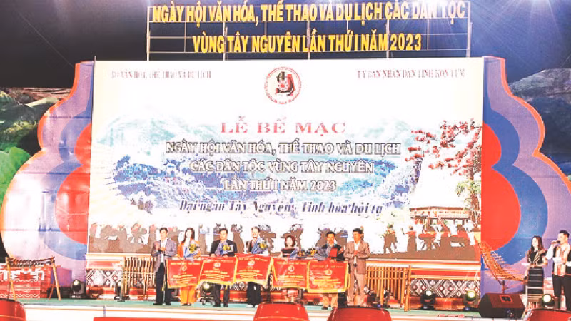 Trao cờ cho các đoàn tham gia Ngày hội. Trao cờ cho các đoàn tham gia Ngày hội.