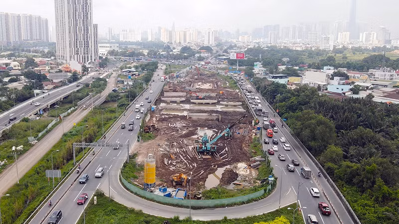 Nút giao An Phú, thành phố Thủ Đức (Thành phố Hồ Chí Minh) đang được gấp rút thi công. (Ảnh VŨ QUYỀN)