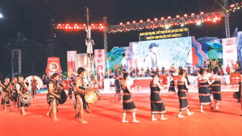 Biểu diễn cồng chiêng và múa xoang tại Ngày hội. Biểu diễn cồng chiêng và múa xoang tại Ngày hội.