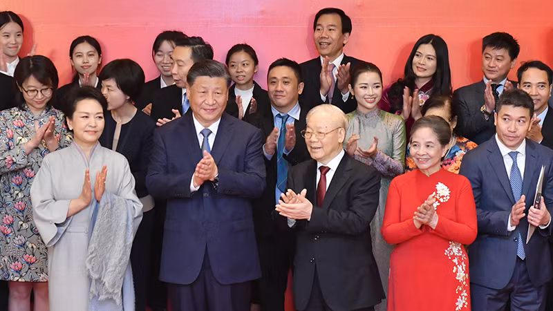 Tổng Bí thư Nguyễn Phú Trọng và Phu nhân, Tổng Bí thư, Chủ tịch Trung Quốc Tập Cận Bình và Phu nhân cùng các đại biểu tham dự Gặp gỡ nhân sỹ hữu nghị và thế hệ trẻ hai nước Việt Nam-Trung Quốc, ngày 13/12/2023. (Ảnh ĐĂNG KHOA) Tổng Bí thư Nguyễn Phú Trọng và Phu nhân, Tổng Bí thư, Chủ tịch Trung Quốc Tập Cận Bình và Phu nhân cùng các đại biểu tham dự Gặp gỡ nhân sỹ hữu nghị và thế hệ trẻ hai nước Việt Nam-Trung Quốc, ngày 13/12/2023. (Ảnh ĐĂNG KHOA)