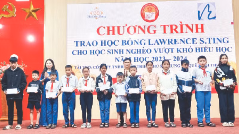 Trao học bổng tặng học sinh nghèo vượt khó hiếu học trên địa bàn tỉnh Quảng Trị.