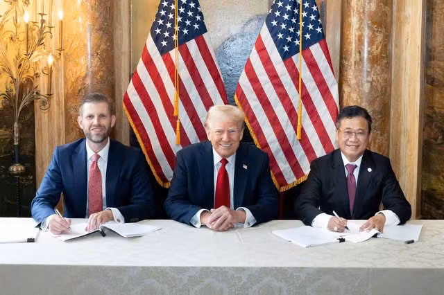 Ông Eric Trump, Phó Chủ tịch điều hành Trump Organization và ông Đặng Thành Tâm, Chủ tịch KBC ký thỏa thuận hợp tác dưới sự chứng kiến của cựu Tổng thống Mỹ Donald Trump, ngày 25/9, tại Florida (Mỹ). Nguồn: KBC