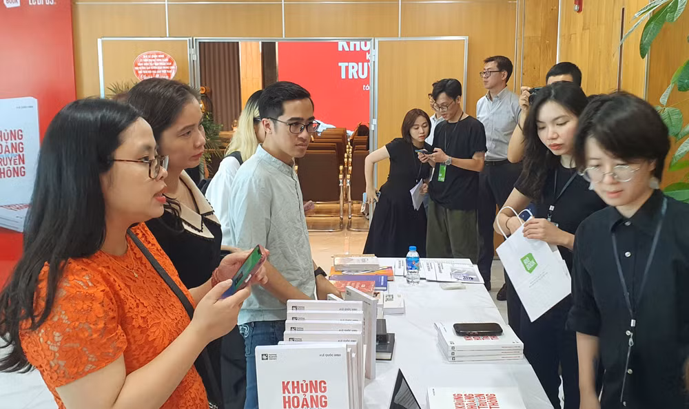 Đông đảo bạn đọc khá thích thú với những sự đặc biệt riêng có của cuốn sách "Khủng hoảng không đến từ truyền thông" của tác giả Lê Quốc Vinh. Đông đảo bạn đọc khá thích thú với những sự đặc biệt riêng có của cuốn sách "Khủng hoảng không đến từ truyền thông" của tác giả Lê Quốc Vinh.