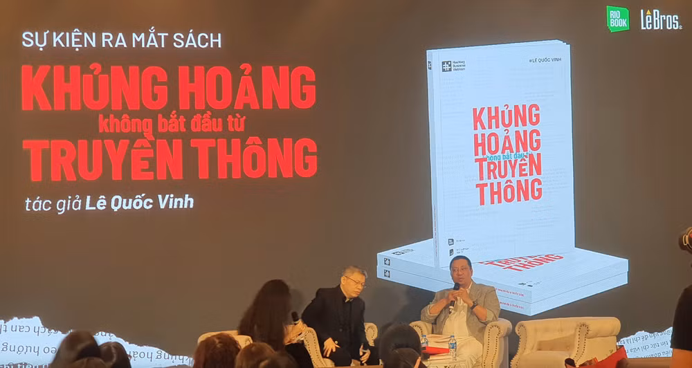Tác giả Lê Quốc Vinh (áo đen) chia sẻ cùng bạn đọc về cuốn sách đầu tay. Tác giả Lê Quốc Vinh (áo đen) chia sẻ cùng bạn đọc về cuốn sách đầu tay.