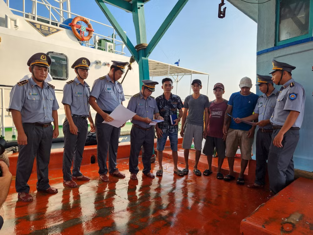 Ngư dân cần tuân thủ quy định, hạn chế vi phạm để góp phần xây dựng môi trường khai thác lành mạnh. Ảnh: TRINH QUỐC