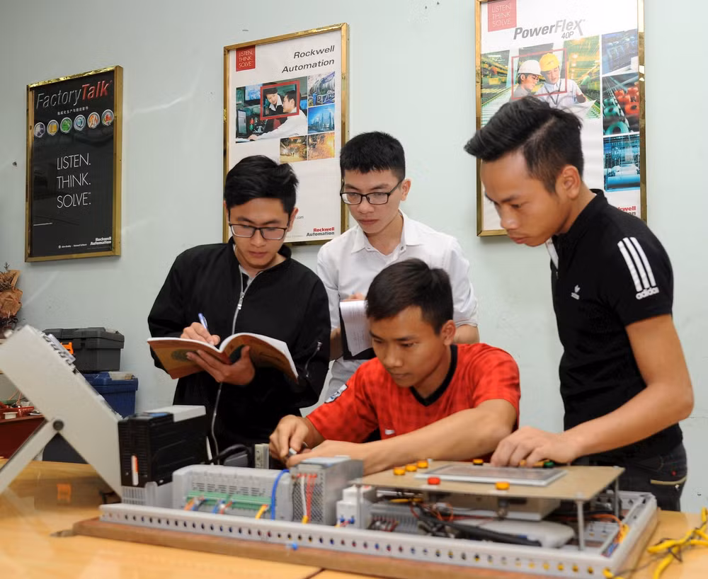 Giờ thực hành tại Đại học Bách khoa Hà Nội. Ảnh: TRẦN HẢI