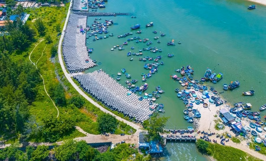 Xây dựng cảng cá hiện đại giúp ngành thủy sản phát triển bền vững. Ảnh: ĐỔNG HUY