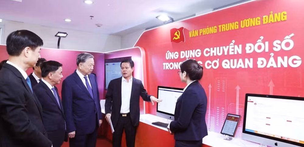 Tổng Bí thư Tô Lâm xem giới thiệu các ứng dụng chuyển đổi số trong các cơ quan Đảng. Ảnh: THỐNG NHẤT/TTXVN
