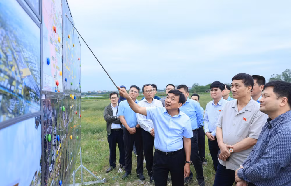 Thứ trưởng Giao thông vận tải Nguyễn Danh Huy giải trình với đoàn thẩm tra của Ủy ban Kinh tế của Quốc hội khi khảo sát tại ga Ngọc Hồi (TP Hà Nội). Ảnh: Lê Hòa