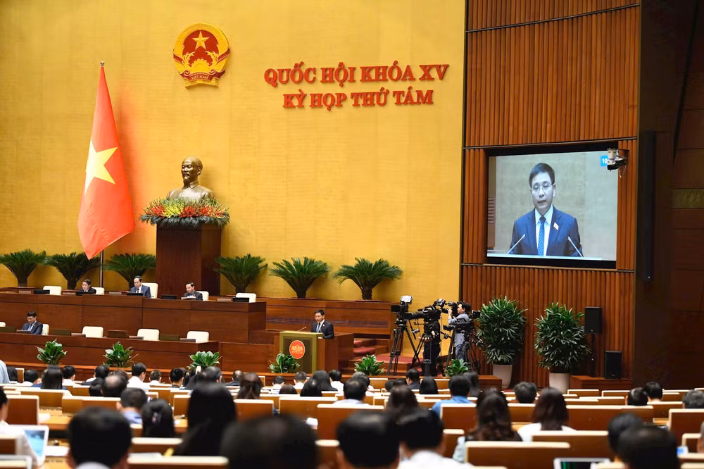 Bộ trưởng Giao thông vận tải Nguyễn Văn Thắng trình bày tóm tắt Tờ trình về dự án đường sắt tốc độ cao trên trục bắc-nam, sáng 13/11. Ảnh: DUY LINH