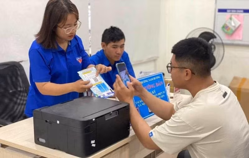 Đoàn thanh niên thường là lực lượng được huy động hỗ trợ người dân khi gặp khó khăn trong việc nộp hồ sơ dịch vụ công trực tuyến. Nguồn ảnh: TRUNG ƯƠNG ĐOÀN THANH NIÊN.