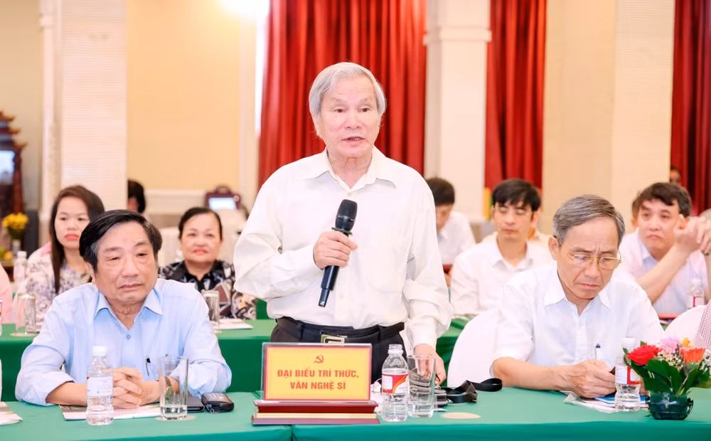 Đại biểu trí thức, văn nghệ sĩ phát biểu ý kiến. Đại biểu trí thức, văn nghệ sĩ phát biểu ý kiến.