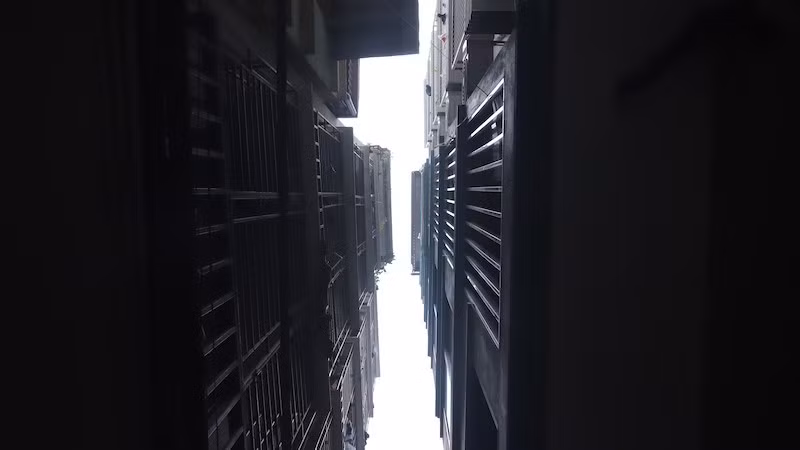 Nhiều cá nhân, tổ chức lợi dụng buông lỏng quản lý, vi phạm pháp luật về xây dựng. (Ảnh: TTXVN)