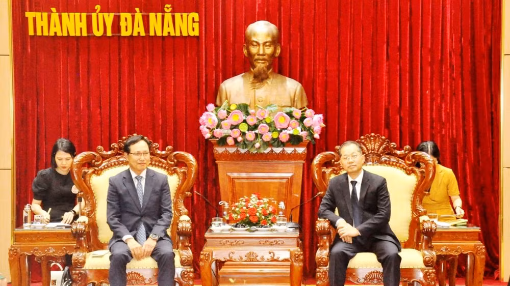Đồng chí Nguyễn Văn Quảng, Bí thư Thành ủy Đà Nẵng chủ trì tiếp Tổng Giám đốc Tổ hợp Sam Sung Việt Nam.