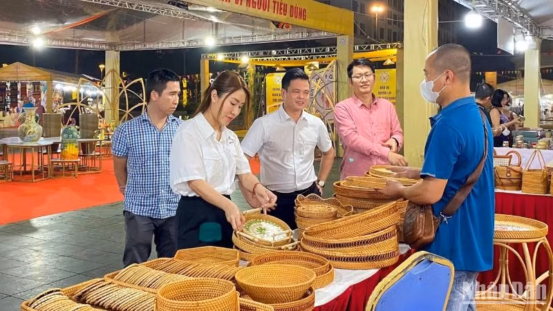 Người tiêu dùng tham quan các gian hàng tại hội chợ " Hàng hoá, sản phẩm xanh vì người tiêu dùng" do Sở công thương Hà Nội phối hợp với UBND quận Bắc Từ Liêm tổ chức. (Ảnh: THANH HIỀN)
