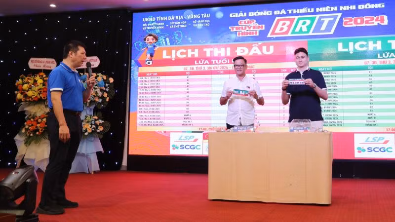 Thủ môn đội tuyển Quốc gia Đặng Văn Lâm, cựu danh thủ Lê Huỳnh Đức, bình luận viên Vũ Quang Huy tham dự lễ bốc thăm chia bảng.