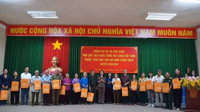 Phó Chủ tịch nước Võ Thị Ánh Xuân tặng quà cho 76 đối tượng chính sách, người có công, cựu tù chính trị đang sinh sống trên địa bàn huyện Côn Đảo. Phó Chủ tịch nước Võ Thị Ánh Xuân tặng quà cho 76 đối tượng chính sách, người có công, cựu tù chính trị đang sinh sống trên địa bàn huyện Côn Đảo.