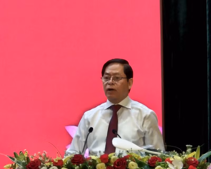 Đồng chí Phạm Viết Thanh, Ủy viên Trung ương Đảng, Bí thư Tỉnh ủy, Chủ tịch Hội đồng nhân dân tỉnh phát biểu tại hội nghị.