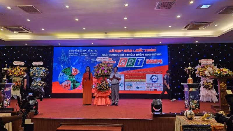 Bà Trần Ngọc Thân, Giám đốc Đài Phát thanh và Truyền hình tỉnh nhận hoa từ lãnh đạo Tỉnh ủy.