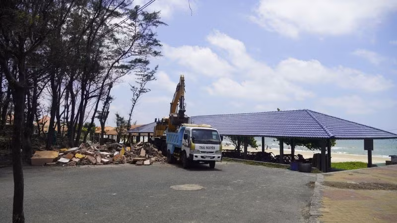 Khoảng 2/3 diện tích phục vụ dự án đã được các doanh nghiệp tự nguyện tháo dỡ. Khoảng 2/3 diện tích phục vụ dự án đã được các doanh nghiệp tự nguyện tháo dỡ.