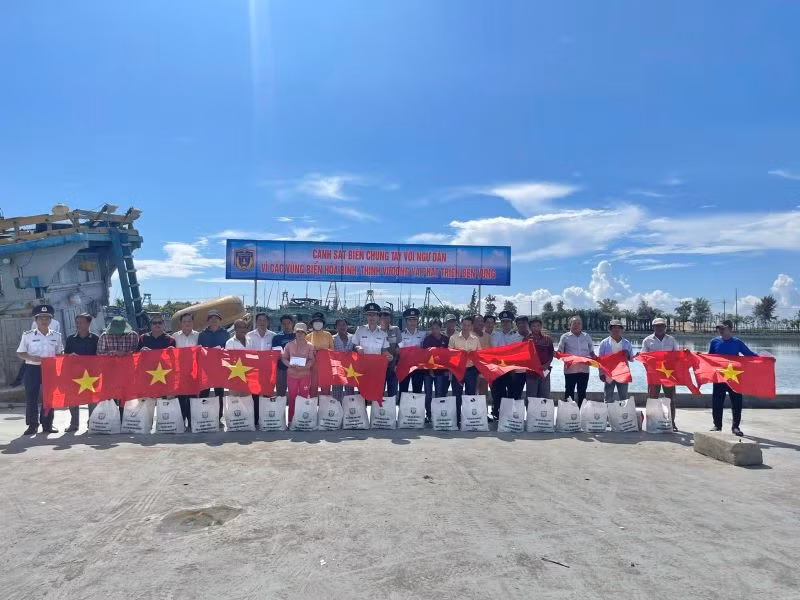 Trao tặng 20 suất quà và cờ Tổ quốc cho các ngư dân tại cảng cá xã Lộc An.