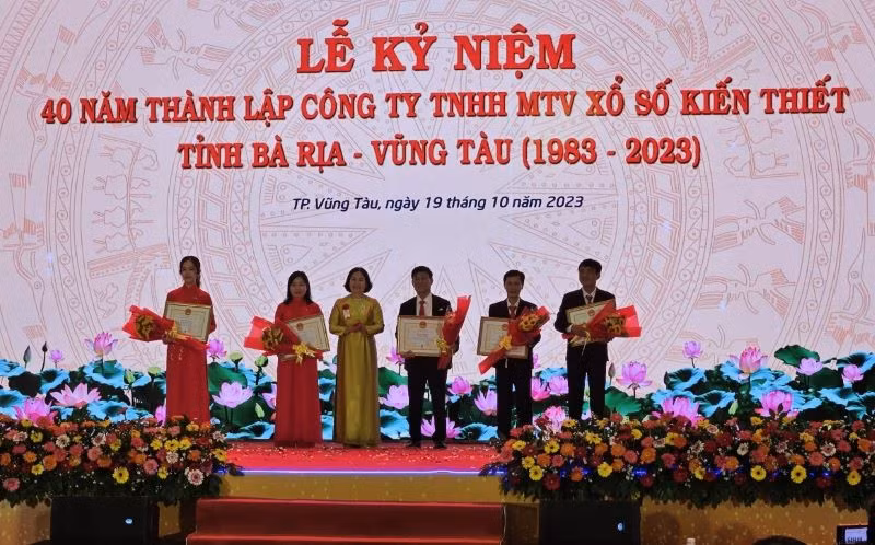 Đồng chí Nguyễn Thị Yến Phó Bí thư Thường trực Tỉnh ủy trao bằng khen cho những cá nhân, tập thể hoàn thành xuất sắc nhiệm vụ trong Lễ Kỷ niệm 40 năm ngày thành lập.