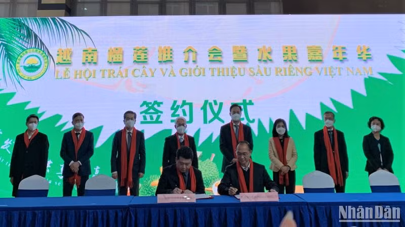 Lãnh đạo hai bên chứng kiến các thỏa thuận hợp tác của doanh nghiệp. (Ảnh: HỮU HƯNG)