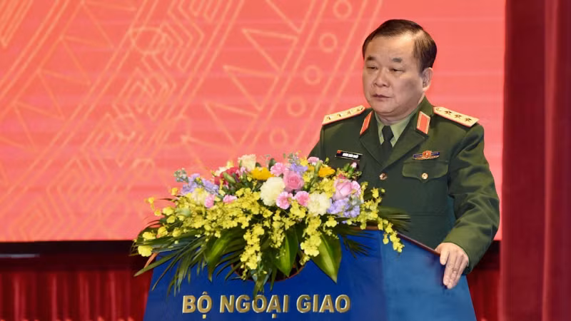Thượng tướng Hoàng Xuân Chiến, Thứ trưởng Quốc phòng trình bày tham luận. Thượng tướng Hoàng Xuân Chiến, Thứ trưởng Quốc phòng trình bày tham luận.
