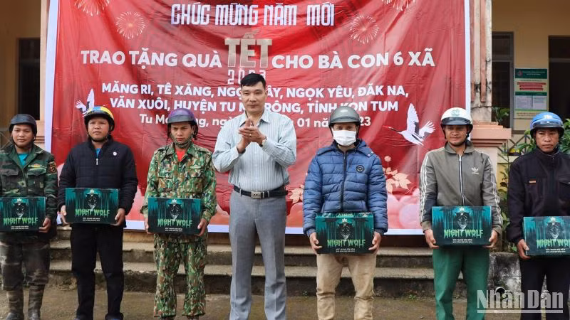 Lãnh đạo Ủy ban nhân dân huyện Tu Mơ Rông trao các phần quà đến bà con đồng bào dân tộc thiểu số của huyện để đón Tết Nguyên đán 2023. Lãnh đạo Ủy ban nhân dân huyện Tu Mơ Rông trao các phần quà đến bà con đồng bào dân tộc thiểu số của huyện để đón Tết Nguyên đán 2023.