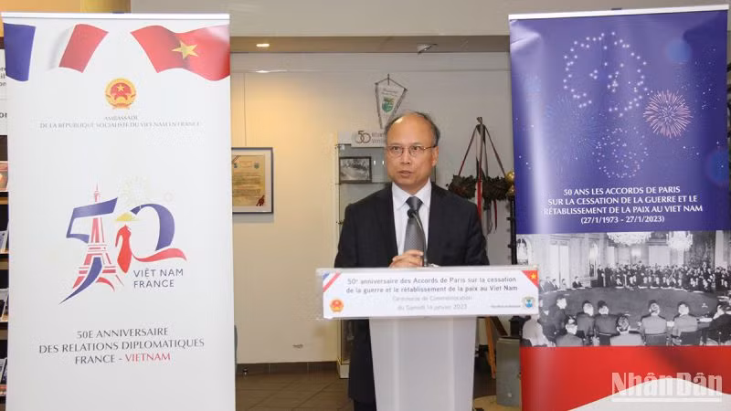 Đại sứ Việt Nam tại Pháp Đinh Toàn Thắng cảm ơn chính quyền và nhân dân thành phố Verrière-le-Buisson đã thể hiện tinh thần đoàn kết và hữu nghị sâu sắc với Việt Nam trong thời gian diễn ra đàm phán. Đại sứ Việt Nam tại Pháp Đinh Toàn Thắng cảm ơn chính quyền và nhân dân thành phố Verrière-le-Buisson đã thể hiện tinh thần đoàn kết và hữu nghị sâu sắc với Việt Nam trong thời gian diễn ra đàm phán.