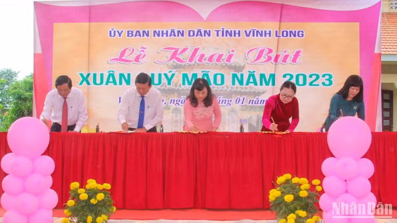 Lãnh đạo tỉnh Vĩnh Long khai bút đầu Xuân mới Quý Mão 2023. (Ảnh: BÁ DŨNG)