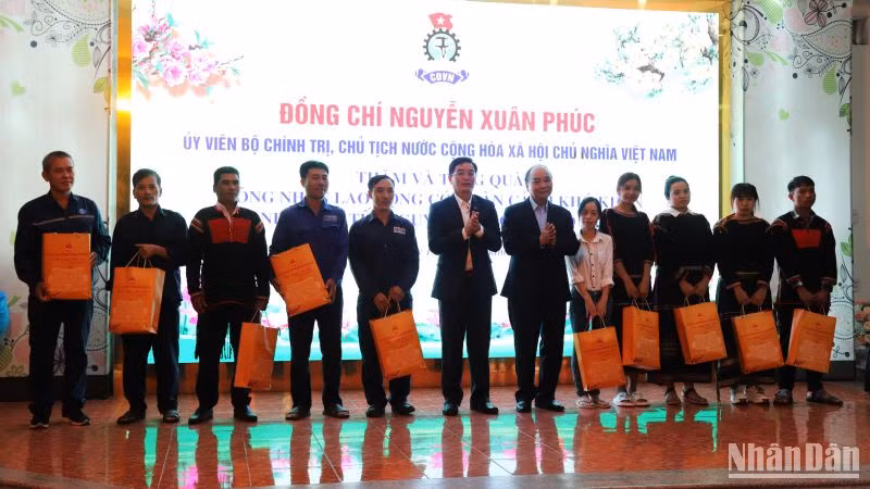 Chủ tịch nước tặng quà công nhân có hoàn cảnh khó khăn tỉnh Đắk Lắk. Chủ tịch nước tặng quà công nhân có hoàn cảnh khó khăn tỉnh Đắk Lắk.