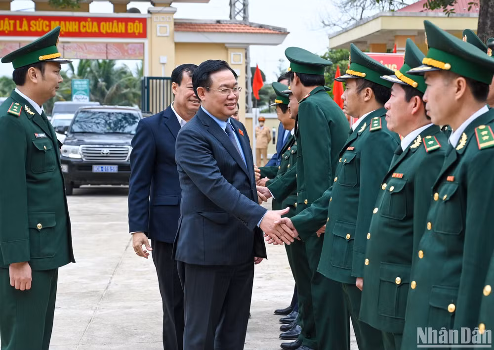 Chủ tịch Quốc hội Vương Đình Huệ và đoàn công tác đến thăm Đồn Biên phòng Nhật Lệ, thành phố Đồng Hới.