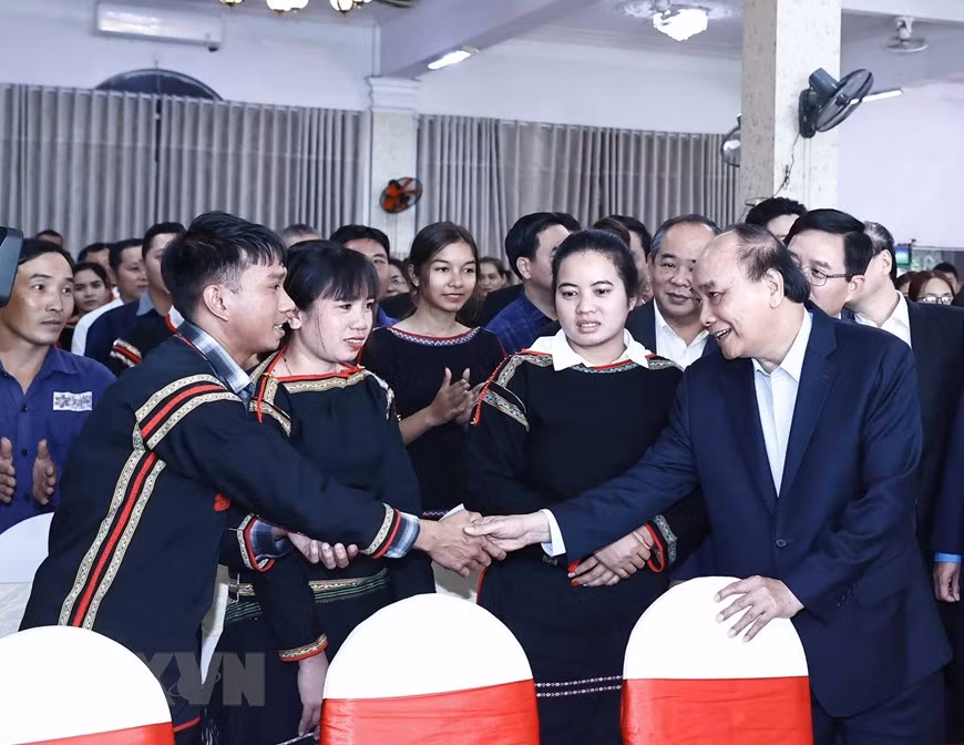 Chủ tịch nước Nguyễn Xuân Phúc thăm hỏi công nhân lao động tỉnh Đắk Lắk. (Ảnh: TTXVN)