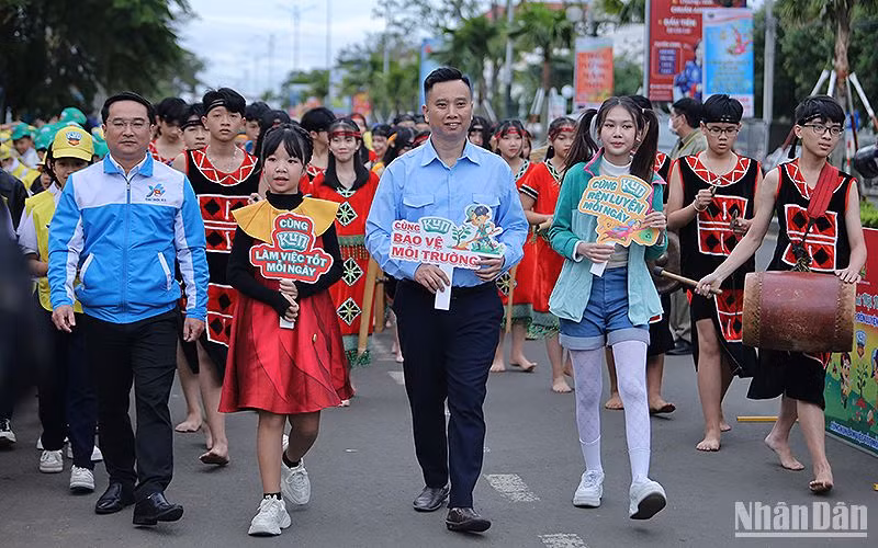 Các đại biểu cùng gần 2 nghìn thiếu nhi tham gia đi bộ gây Quỹ Bảo vệ môi trường.