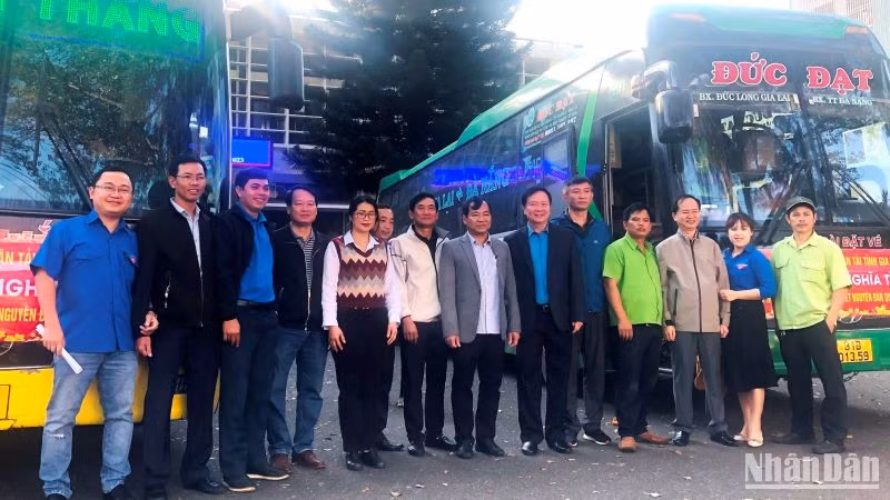 Chuyến xe nghĩa tình miễn phí đưa công nhân, lao động nghèo về quê đón Tết.