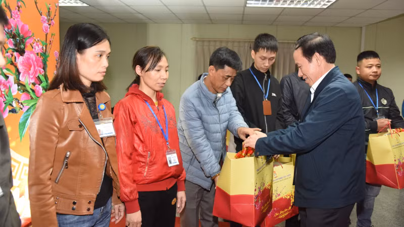 Ủy viên Trung ương Đảng, Phó Chủ tịch, Tổng Thư ký Ủy ban Trung ương Mặt trận Tổ quốc Việt Nam Lê Tiến Châu trao quà cho công nhân có hoàn cảnh khó khăn. Ủy viên Trung ương Đảng, Phó Chủ tịch, Tổng Thư ký Ủy ban Trung ương Mặt trận Tổ quốc Việt Nam Lê Tiến Châu trao quà cho công nhân có hoàn cảnh khó khăn.