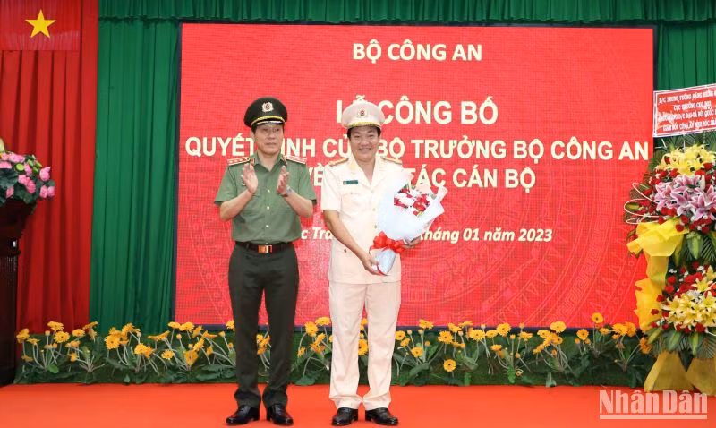 Thứ trưởng Công an Lương Tam Quang tặng hoa chúc mừng Đại tá Lâm Thành Sol.